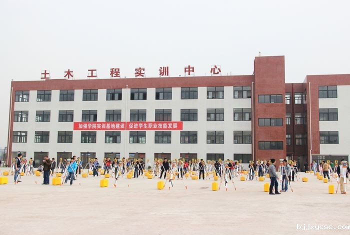 学生开展测量测绘实训
